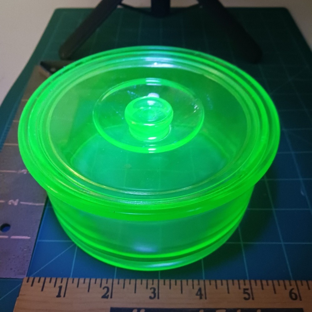 VTG Hazel Atlas Round lidded Refrigerator Dish Uranium glass